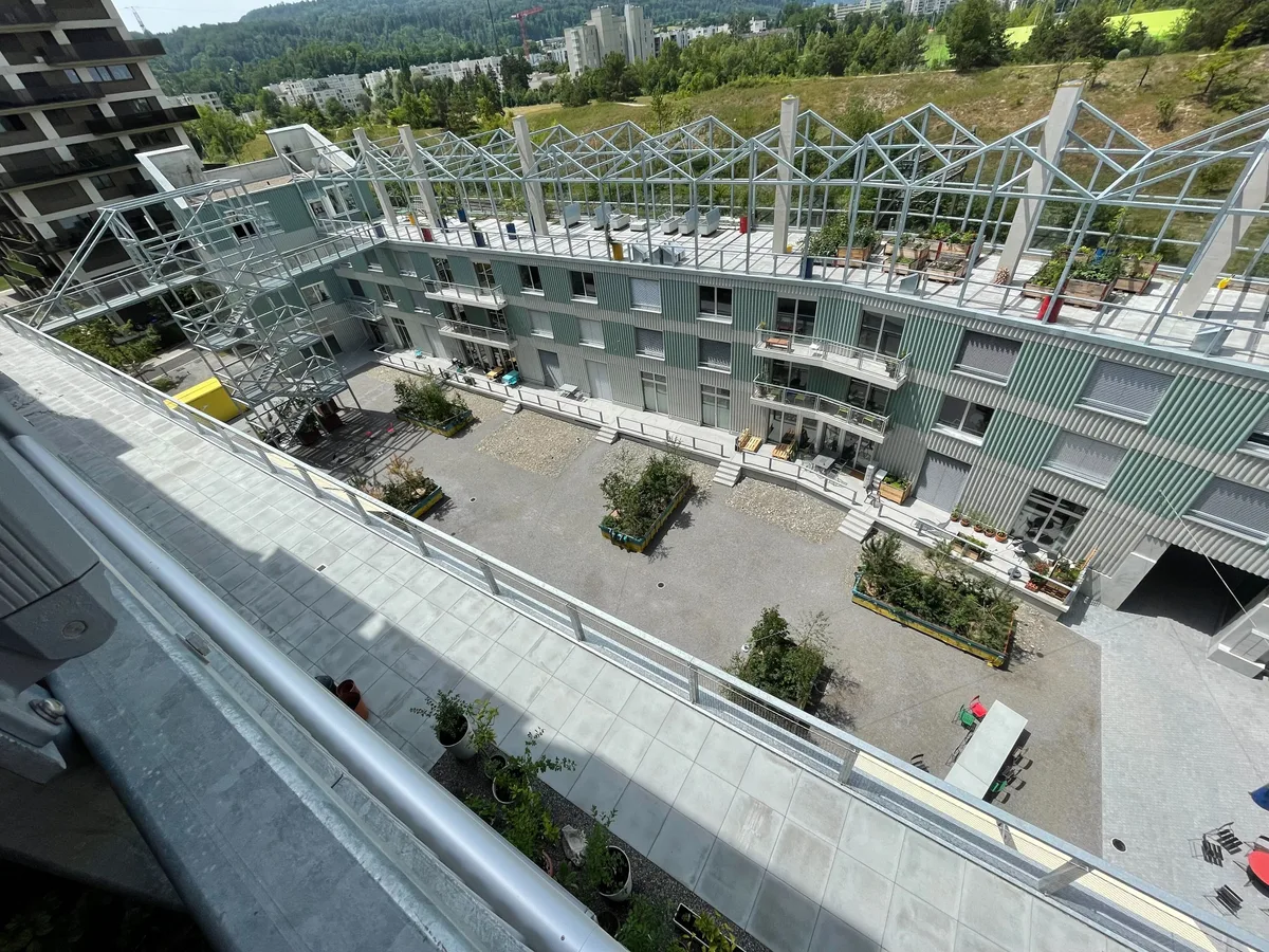 Blick in den Innenhof aus einer anderen Perspektive.  Bild von einem Innenhof von oben.